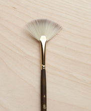 Load image into Gallery viewer, Princeton Umbria #4 Fan Brush

